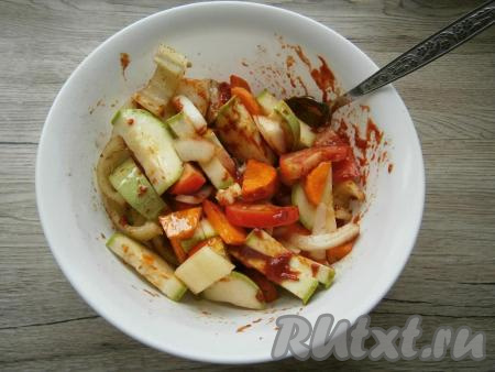 Перемешать овощи.