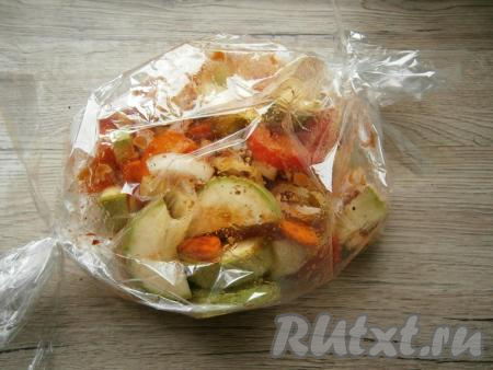 Выложить овощи в пакет для запекания, концы которого тщательно закрепить с двух сторон.