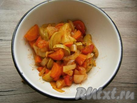 Образовавшуюся жидкость слить, а овощи выложить в миску.