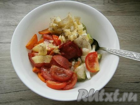 Посолить, поперчить, добавить томатную пасту, влить растительное масло.