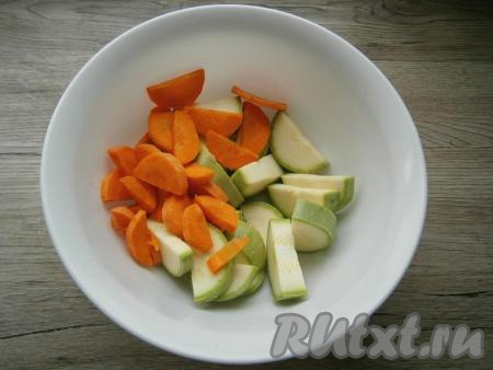 Морковь и лук очистить, из перца удалить семенную коробку. Молодые кабачки можно готовить, не очищая от кожуры и семян. В глубокую миску крупно нарезать кабачки и морковь.