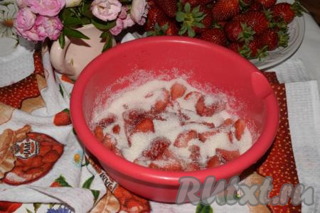Засыпаем дольки клубники сахаром.