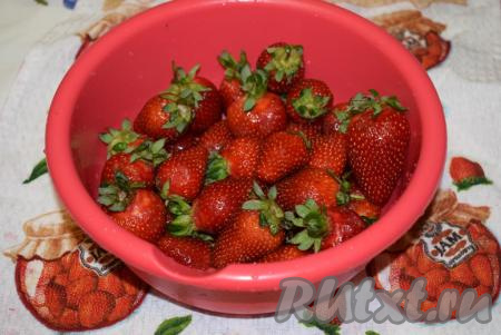 Для приготовления клубники, протертой с сахаром, нужно брать самые лучшие ягоды - без следов порчи и вмятин. Именно от качества ягод зависит, насколько долго сможет храниться эта заготовка.