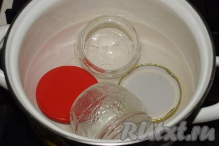 В это время стерилизуем банки, для этого&nbsp;кладем банки и завинчивающиеся крышки в холодную воду, ставим на средний огонь, когда вода практически закипит, аккуратно переворачиваем банки со стороны на сторону, чтобы каждая сторона банки простерилизовалась.