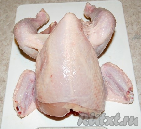 Приготовить курицу. Помыть, отрезать лишний жир.