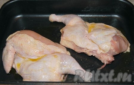 Разрезать ее на две половинки, посолить, поперчить, уложить их на противень, смазанный растительным маслом. Хорошо смазать курицу растительным маслом.