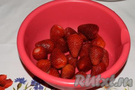 Для приготовления джема будем использовать только хорошие ягоды - целые и без порчи. Ягоды моем и даем стечь воде.