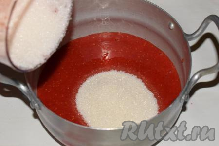 Выливаем пюре в кастрюльку, в которой планируем варить джем. К клубничному пюре добавляем сахар и хорошо перемешиваем.
