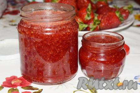 Готовый джем разливаем по прокипяченным банкам и закрываем винтовыми крышками или при помощи закаточного ключа.