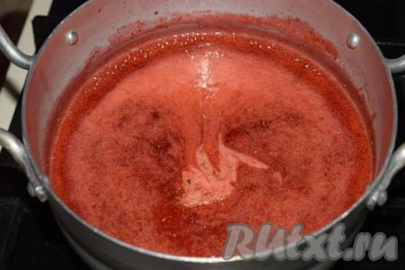 Ставим кастрюльку с клубничным пюре на плиту и варим наш джем до закипания на среднем огне. Если в процессе закипания появляется пена, то снимаем ее при помощи ложки (у меня пенки оказалось совсем немного, буквально, 2 ложки).