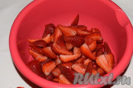 Удаляем у клубники чашелистики и нарезаем ее на дольки.