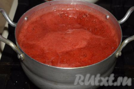 После закипания варим на слабом огне, помешивая, примерно, 10 минут.