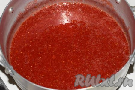 Даем постоять ягодно-сахарной смеси минут 10, для того чтобы сахар растворился.