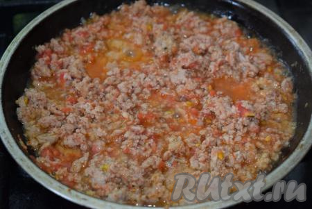 Тушим фарш с помидорами на небольшом огне, примерно, 10&nbsp;минут.