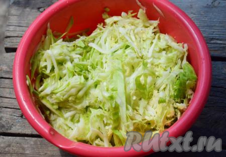 В глубокой миске соединяем кабачок с&nbsp;капустой, перчим, если надо, подсаливаем, но не забудьте, что кабачок у нас уже соленый.