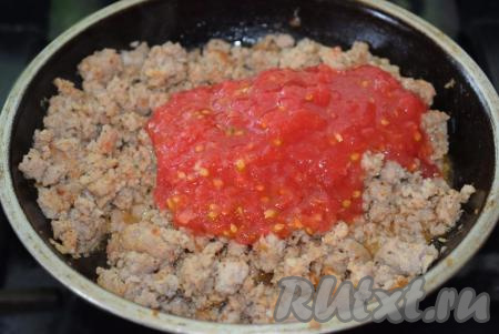 На сковороде разогреваем растительное масло. К маслу выкладываем фарш и обжариваем на среднем огне, помешивая и разбивая комочки фарша, до готовности мяса (минут 15). К готовому фаршу добавляем натертый помидор.