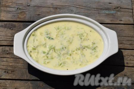 Заливаем нашу капустную запеканку с фаршем заливкой, прокалывая всю запеканку ножом, для того чтобы заливка равномерно распределилась по всему периметру.