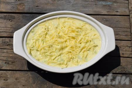 Сверху посыпаем запеканку натертым на терке сыром.