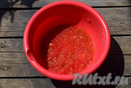 Помидор натираем на крупной терке.