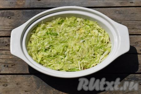 Третий слой - снова капуста с кабачком. Аккуратно разравниваем слой с помощью вилки.