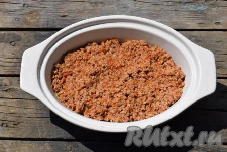 Вторым слоем&nbsp;выкладываем фарш, тушеный с помидором.
