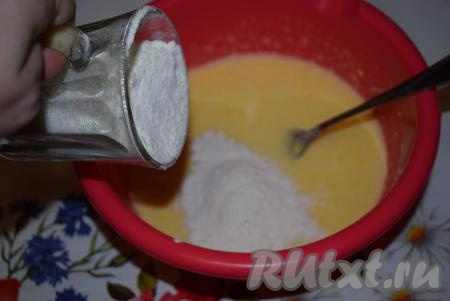 Насыпаем в миску муку, перемешиваем ложкой и тесто для кексов готово.