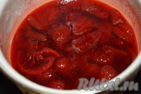 Приготовим клубничную начинку для наших кексов. Для этого вымытую клубнику, очищенную от чашелистников, разрежем пополам, засыпем ее сахаром и подождем, пока клубника даст сок (на это уйдет, примерно, 1 час). Далее добавим к клубнике с сахаром дольку лимона. Ставим кастрюльку с клубникой на плиту и провариваем, помешивая, на небольшом огне, примерно, 15 минут с момента закипания, чтобы клубничный сироп слегка загустел. Выключаем огонь, даём остыть и наша клубничная начинка для кексов готова.