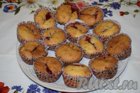 Готовые кексики достаем из духовки, вынимаем из силиконовых формочек.