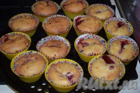 Ставим наши кексы с клубникой в разогретую духовку и выпекаем, примерно, 25 минут при температуре 180 градусов.