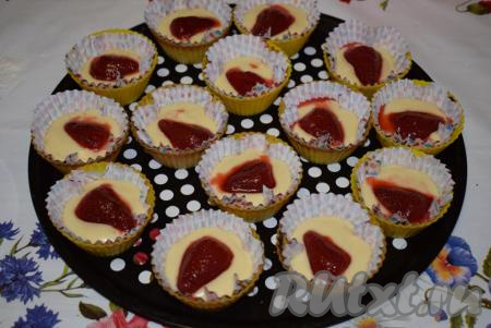Половину ягод из клубничной начинки раскладываем&nbsp;по формочкам с тестом (оставшуюся начинку будем использовать в дальнейшем).