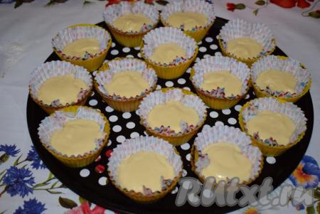 В формочки наливаем тесто, заполняя формы на 2/3.