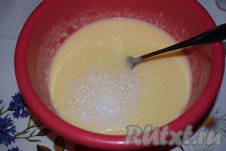 Добавляем соду, гашеную уксусом.