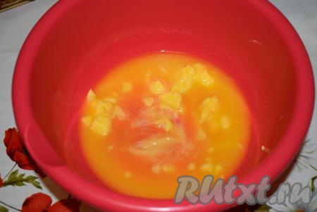 В миске растопим сливочное масло (я растапливая масло в микроволновой печи в течение 1 минуты), затем дадим ему остыть.