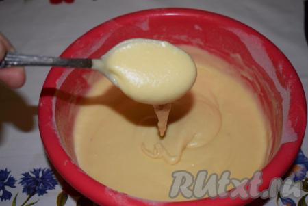 По консистенции готовое тесто должно быть не тугим, похожим на сметану, оно будет плавно стекать&nbsp;с ложки (как на фото).