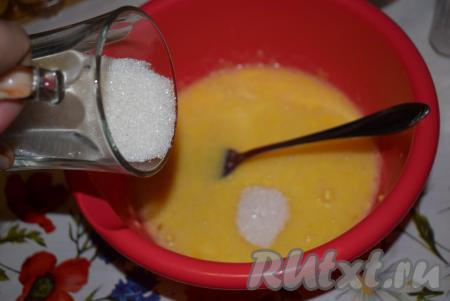 Добавляем сахар и перемешиваем.