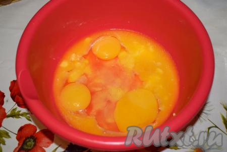 К остывшему растопленному сливочному маслу добавляем яйца и растительное масло.