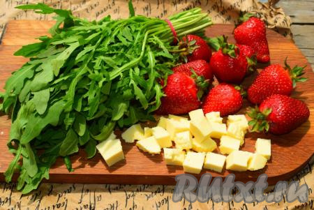 Сыр нарежем на небольшие кубики.