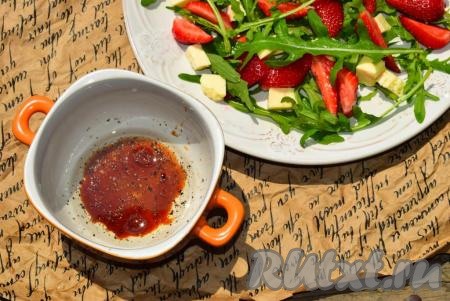 Приготовим заправку, для этого в пиале смешаем растительное масло, соль, сахар, перец молотый и соевый соус.