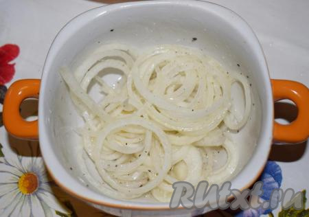 В приготовленную заправку выложить лук, нарезанный кольцами, перемешать и дать пропитаться в течение 5 минут.