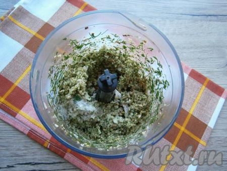 Затем в получившуюся орехово-чесночную смесь добавить воду, соевый соус, сахар, черный и красный молотые перцы и снова включить блендер на несколько секунд.