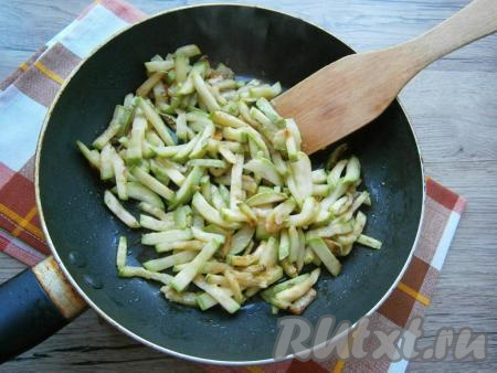 Обжарить кабачки, немного посолив,&nbsp;на растительном масле на довольно сильном огне, помешивая, до легкой румяности (минут 6-8). Дать немного остыть.