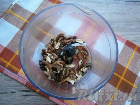 В чашу блендера поместить ядра грецких орехов.