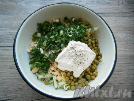 Мелко нарезанные зеленый лук и укроп, соль, молотый чёрный перец и майонез добавить в салат из капусты, яиц, горошка и огурца.