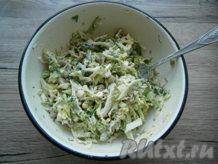 Салат тщательно перемешать.