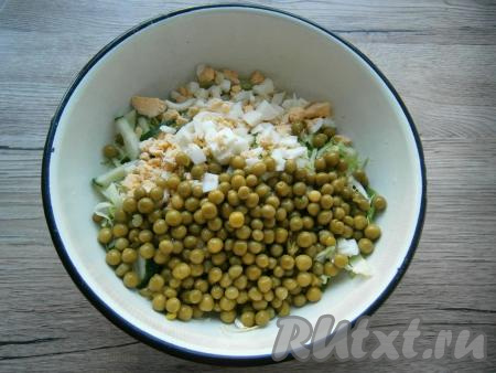 Сюда же добавить рубленные вареные яйца и консервированный горошек.