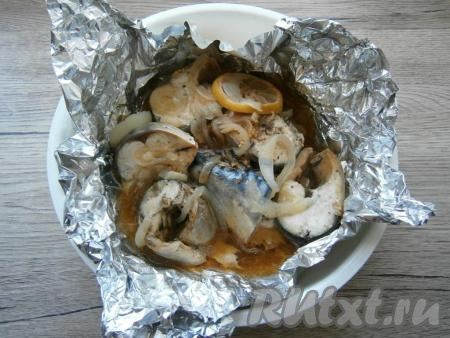 Скумбрию прикрыть сверху краями фольги и поместить чашу в мультиварку. В нижнюю чашу влить литра 2 воды, закрыть крышку мультиварки и выставить программу "На пару" на 40 минут.&nbsp;