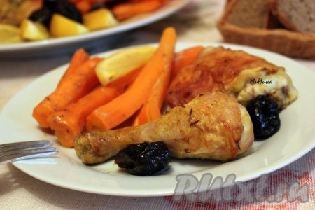 Морковь, запеченная в духовке, станет прекрасным гарниром ко вкусной, аппетитной курочке.