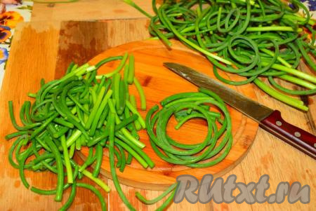 Затем нарежем стрелки на примерно равные части длиной около 5-7 см.