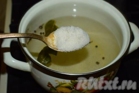 Добавляем соль, сахар,&nbsp;вливаем уксус, перемешиваем и провариваем на небольшом огне до растворения кристаллов соли и сахара.