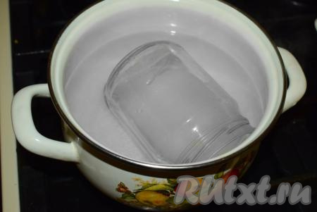 По истечении времени воду сливаем. В стерильные, предварительно прокипяченные в течение 3 минут в кипящей воде баночки (кипятим банки&nbsp;вместе с крышками) закладываем чесночные стрелки.